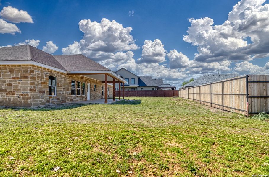 Exterior details and patio area of a home in , Uvalde (Image 4).