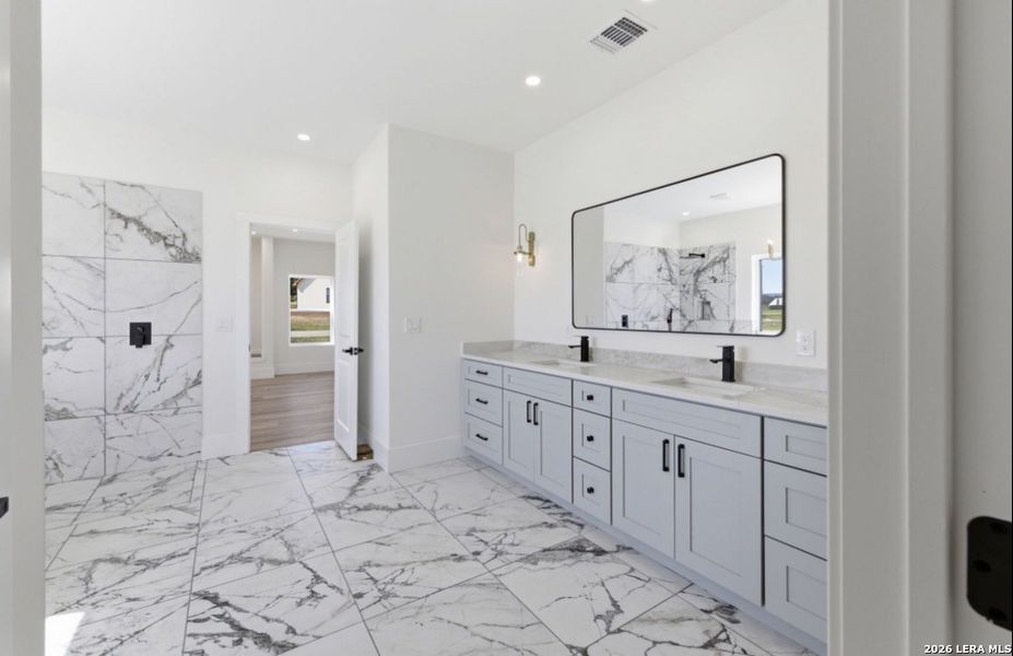 Furnished interior view inside a new home in , Bandera (Image 38).