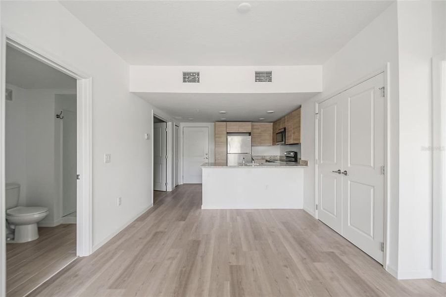 Spacious, unfurnished interior of a new home in , Orlando (Image 27).