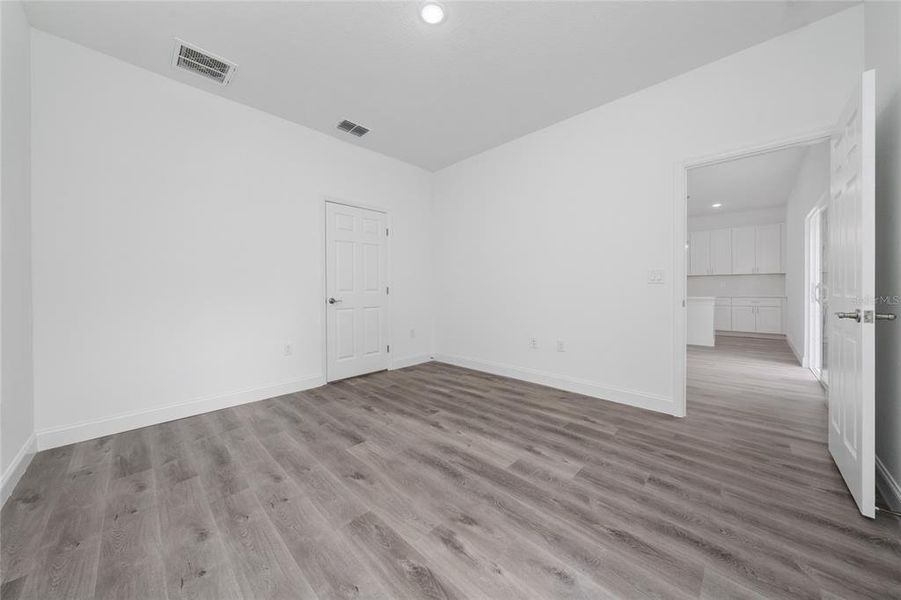 Spacious, unfurnished interior of a new home in , Ocala (Image 31).