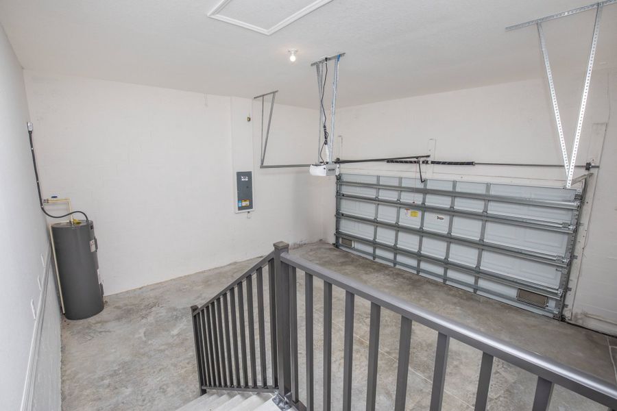 Spacious, unfurnished interior of a new home in Harbour Heights, Punta Gorda (Image 25).