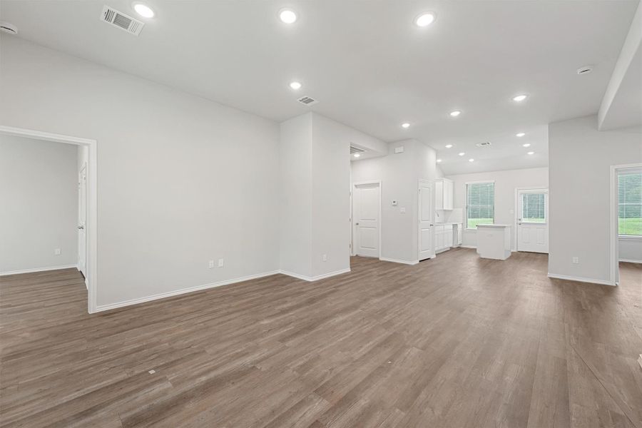 Spacious, unfurnished interior of a new home in , Lufkin (Image 23).