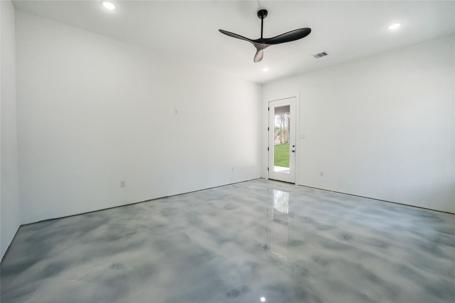 Spacious, unfurnished interior of a new home in , Huntsville (Image 11).