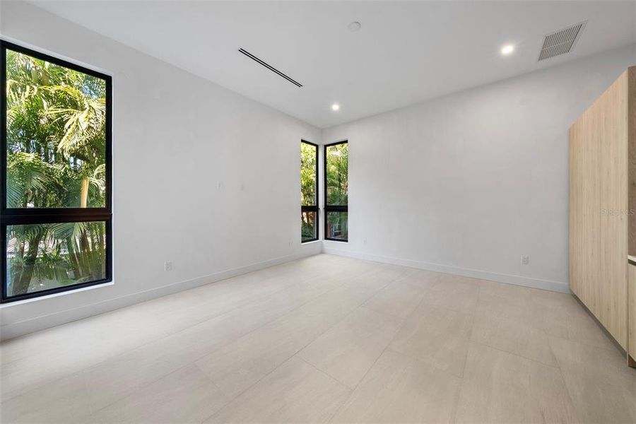 Spacious, unfurnished interior of a new home in , Tampa (Image 48).