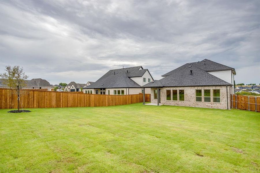 Exterior details and patio area of a home in Talon Hills, Fort Worth (Image 2).