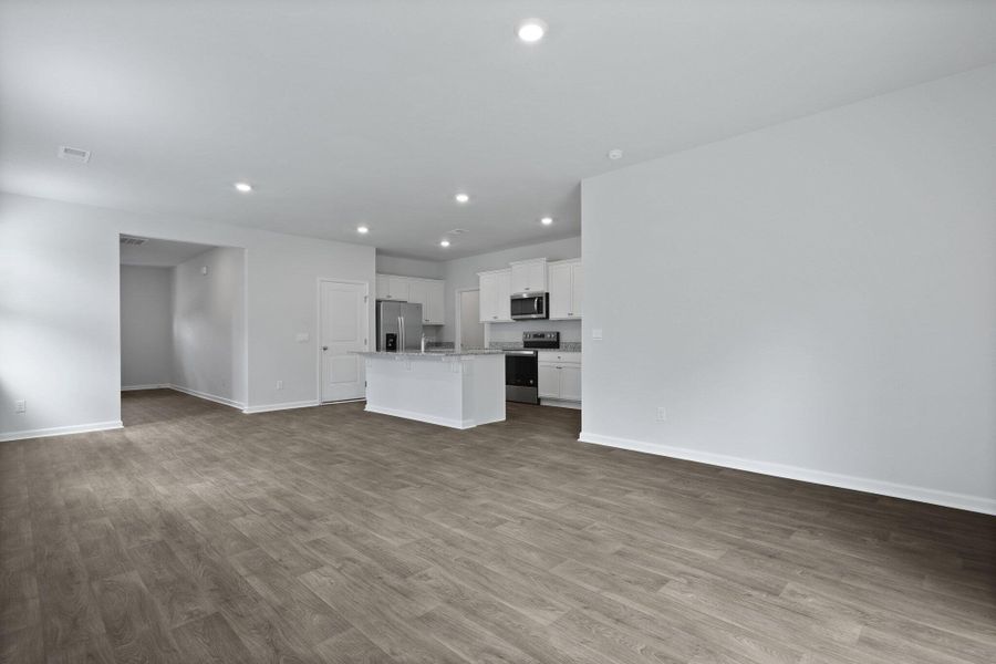 Spacious, unfurnished interior of a new home in Carolina Groves, Moncks Corner (Image 30).