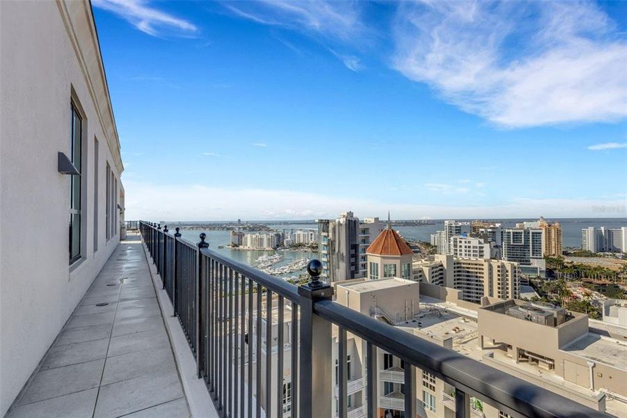 Condo located in Sarasota, FL showcasing its design and architecture (Image 5). Condo located in Sarasota, FL showcasing its design and architecture (Image 5).