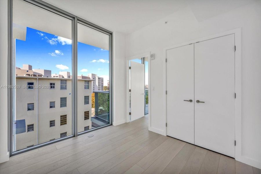 Spacious, unfurnished interior of a new home in , Bay Harbor Islands (Image 20).