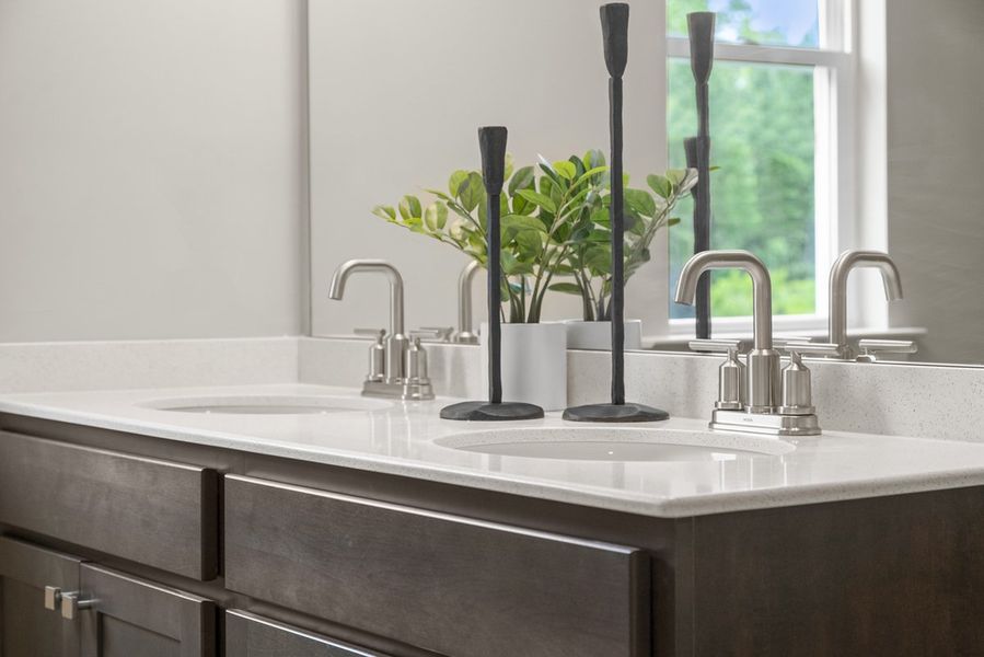 Dual-sink vanity at primary bath