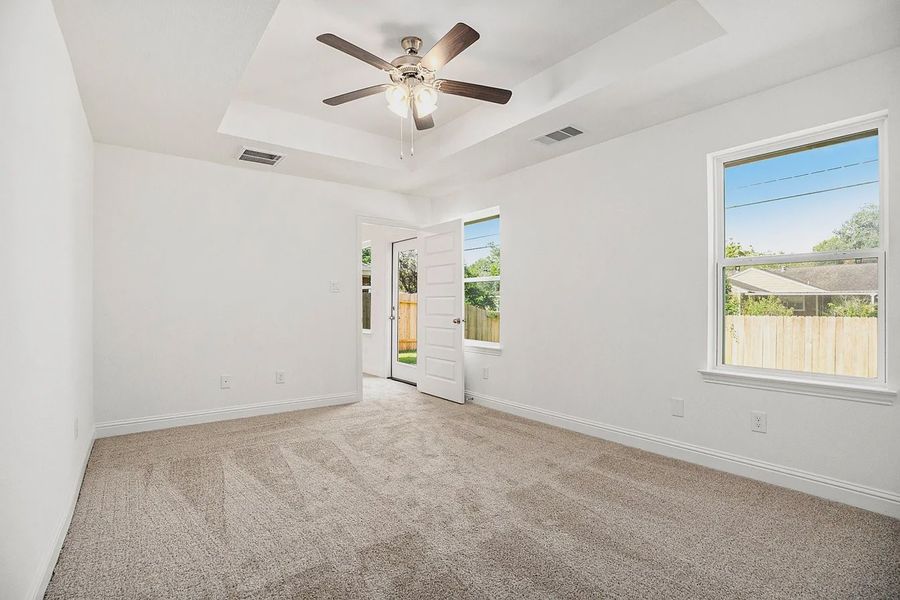 Spacious, unfurnished interior of a new home in Kiber Reserve, Angleton (Image 9).