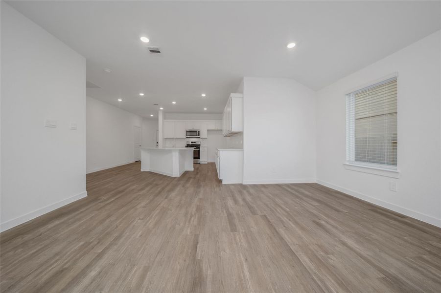 Spacious, unfurnished interior of a new home in Silverthorne, Conroe (Image 28).