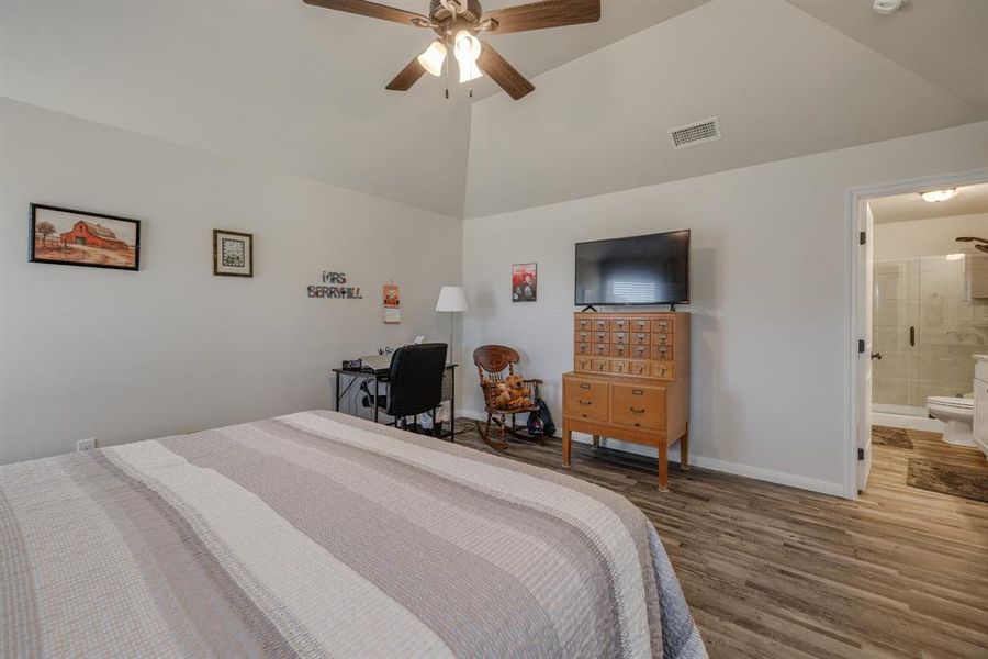 Furnished interior view inside a new home in , Abilene (Image 27).