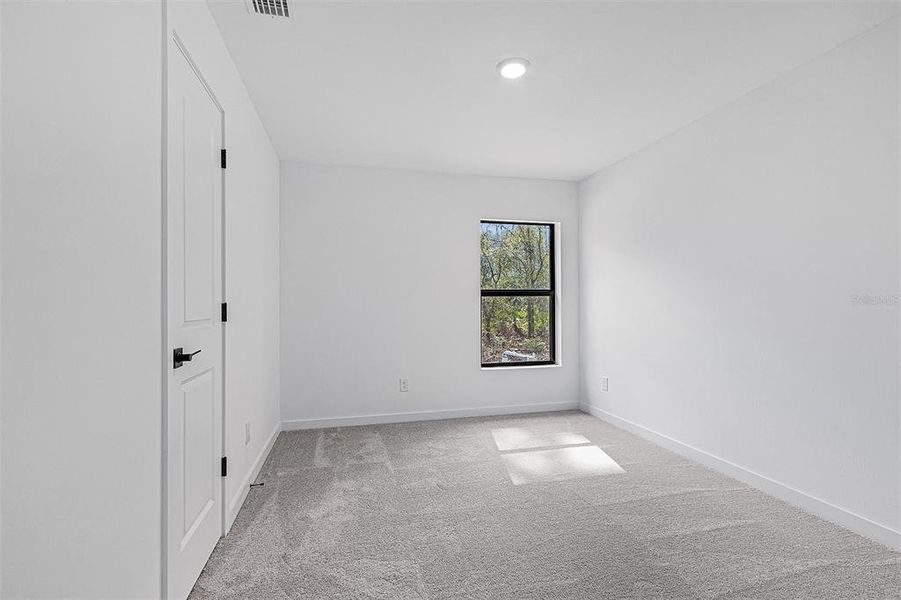 Spacious, unfurnished interior of a new home in Port Charlotte, North Port (Image 9).