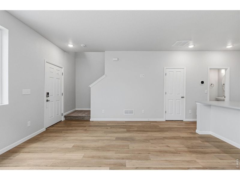 Spacious, unfurnished interior of a new home in Spring Valley, Longmont (Image 9).