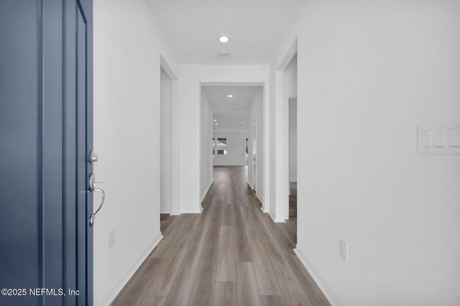 Spacious, unfurnished interior of a new home in Hyland Trail, Green Cove Springs (Image 16).