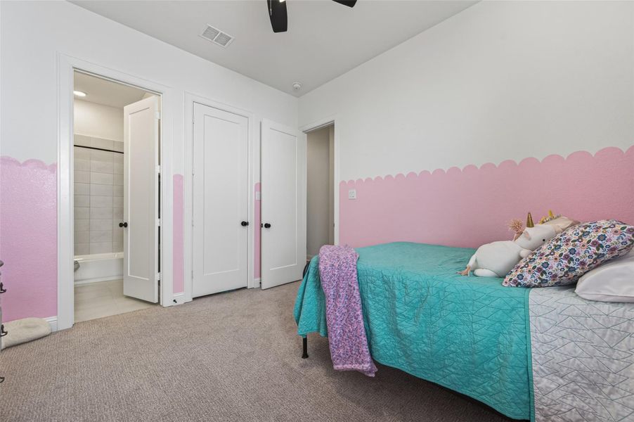 Large secondary bedroom with ensuite bathroom Large secondary bedroom with ensuite bathroom