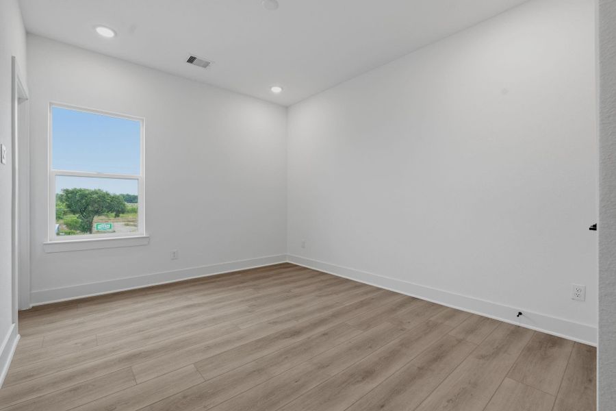 Spacious, unfurnished interior of a new home in , Houston (Image 16).
