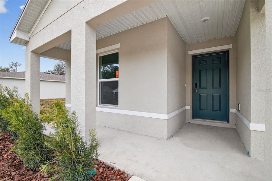 Exterior details and patio area of a home in Rainbow Lakes Estates, Dunnellon (Image 4).