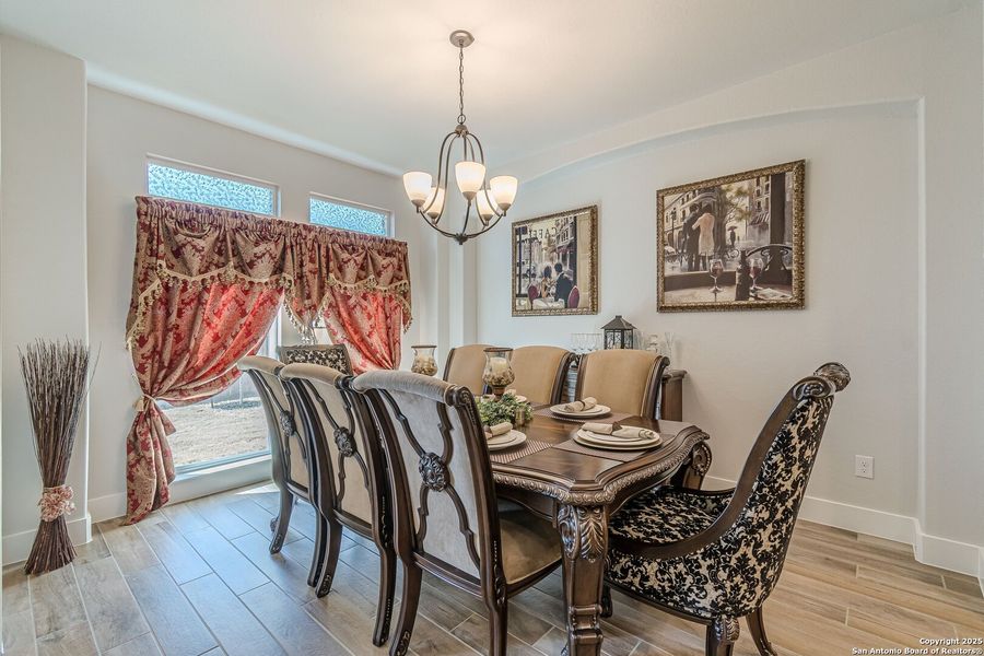 Furnished interior view inside a new home in Hiddenbrooke, Seguin (Image 9).