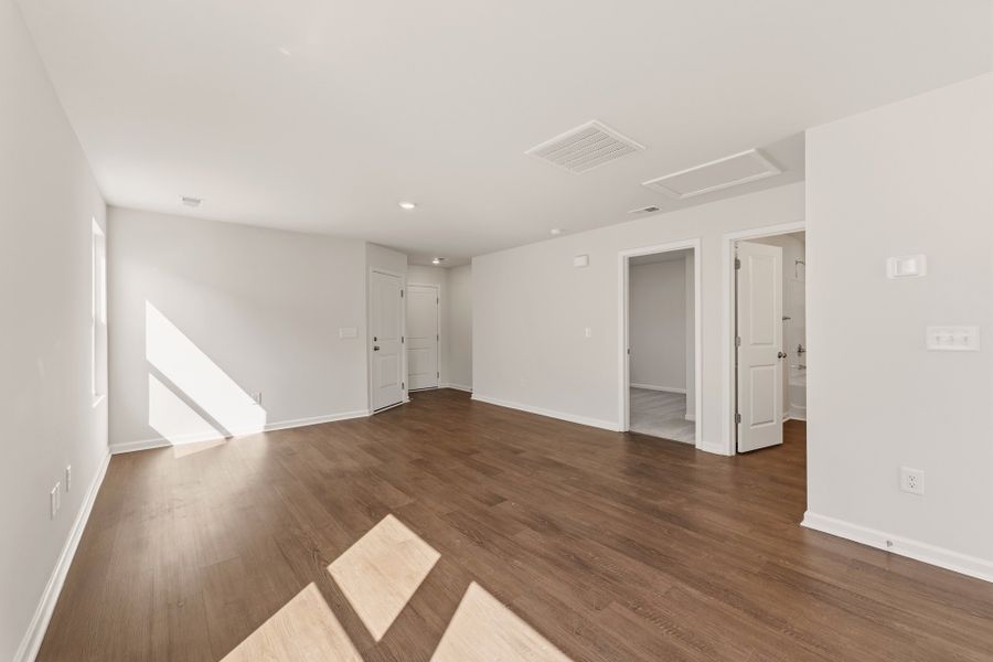 Spacious, unfurnished interior of a new home in Evergreen, Spartanburg (Image 12).