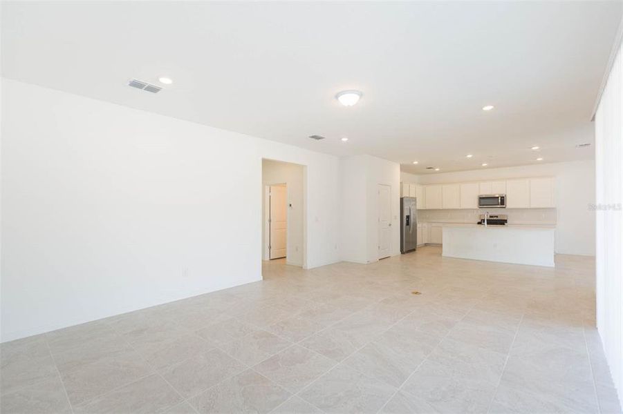 Spacious, unfurnished interior of a new home in Valri Forest, Valrico (Image 45). Spacious, unfurnished interior of a new home in Valri Forest, Valrico (Image 45).