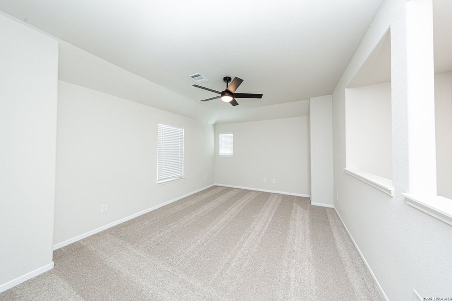 Spacious, unfurnished interior of a new home in Timber Creek, San Antonio (Image 10).