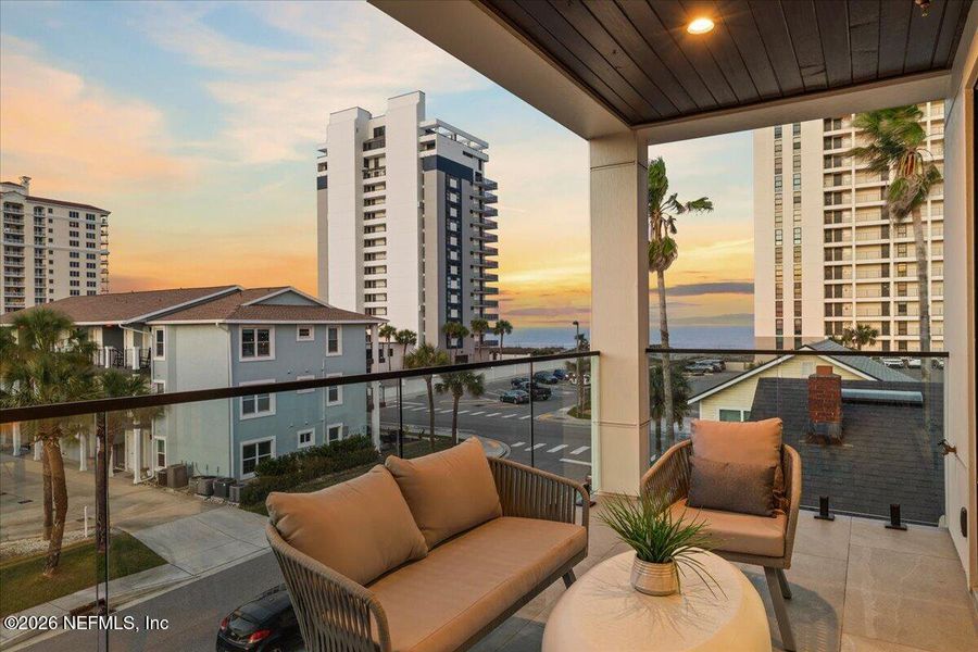 Condo located in Jacksonville Beach, FL showcasing its design and architecture (Image 6).