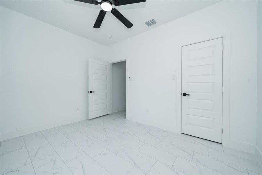 Spacious, unfurnished interior of a new home in , Malakoff (Image 19).