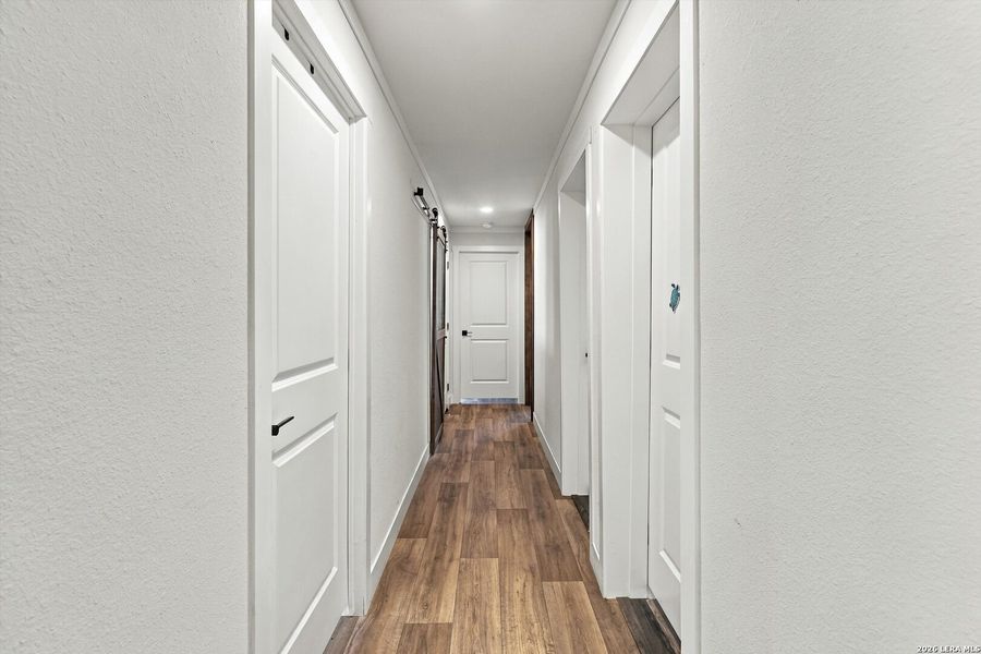 Spacious, unfurnished interior of a new home in , La Vernia (Image 19).