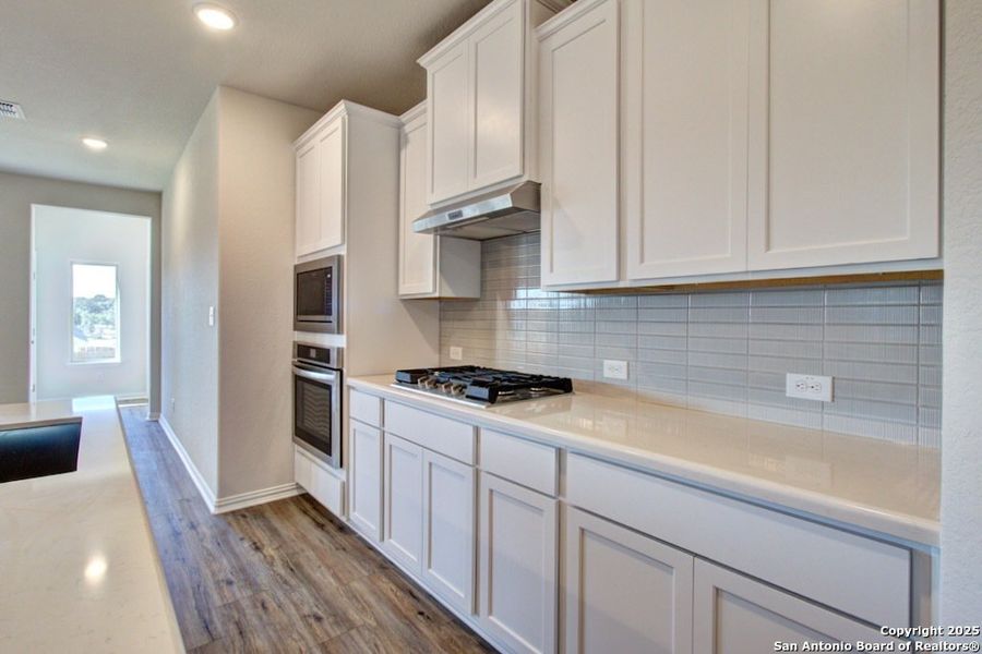 Furnished interior view inside a new home in Meyer Ranch - Enclave, New Braunfels (Image 6).