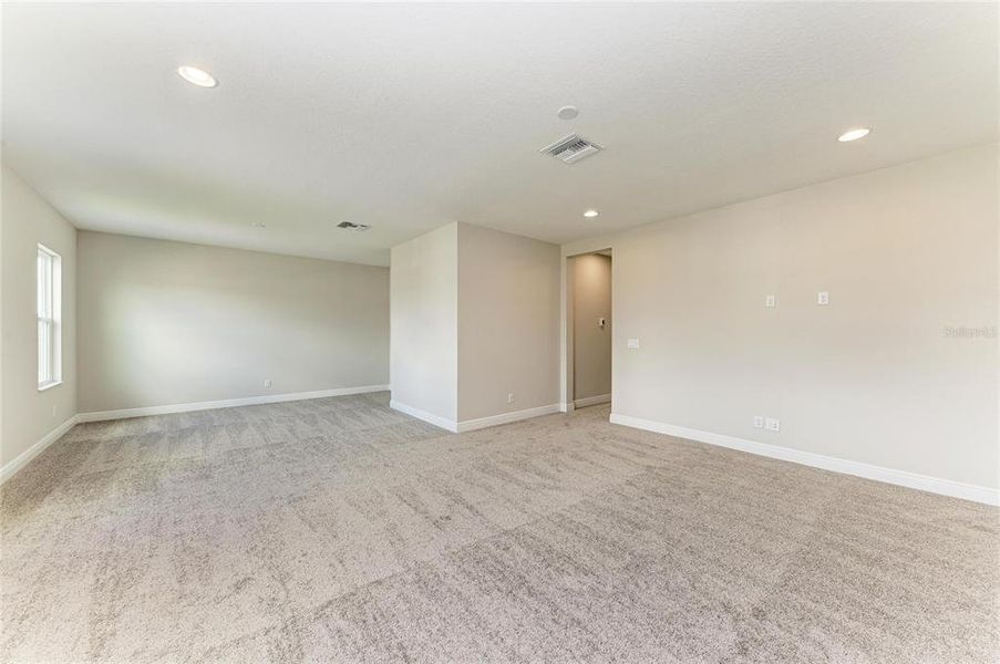 Spacious, unfurnished interior of a new home in Creek Ridge Preserve, Lithia (Image 25).