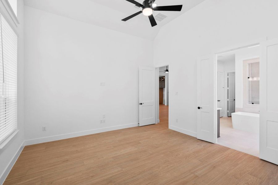 Spacious, unfurnished interior of a new home in Evergreen, Conroe (Image 25).