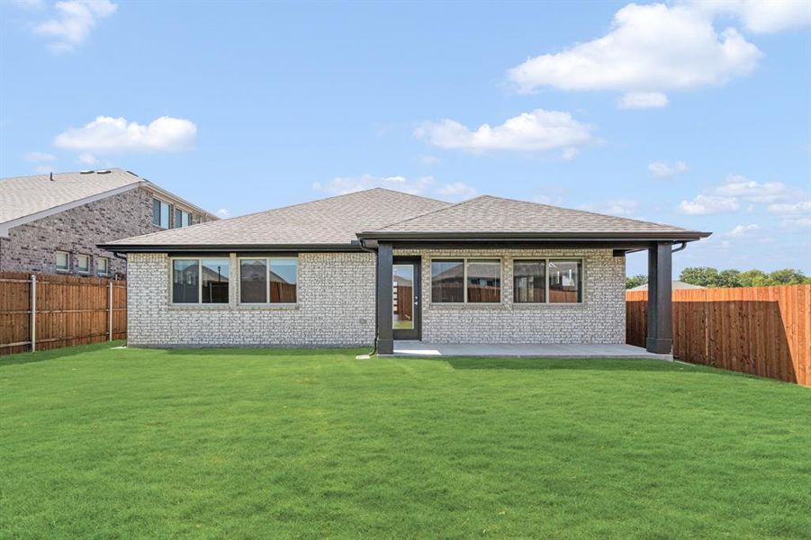 Exterior details and patio area of a home in Eagle Glen Elements, Alvarado (Image 28).