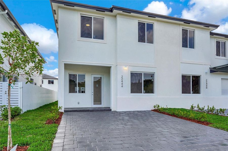 Exterior details and patio area of a home in , Miami (Image 31).