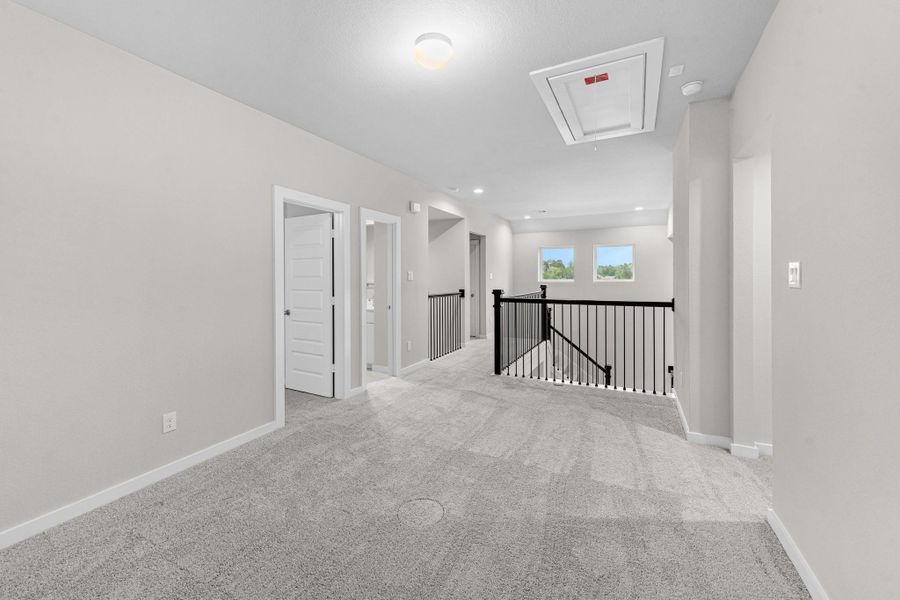 Spacious, unfurnished interior of a new home in Barton Creek Ranch, Conroe (Image 30).