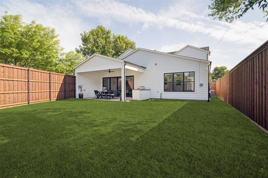 Exterior details and patio area of a home in , Dallas (Image 4).