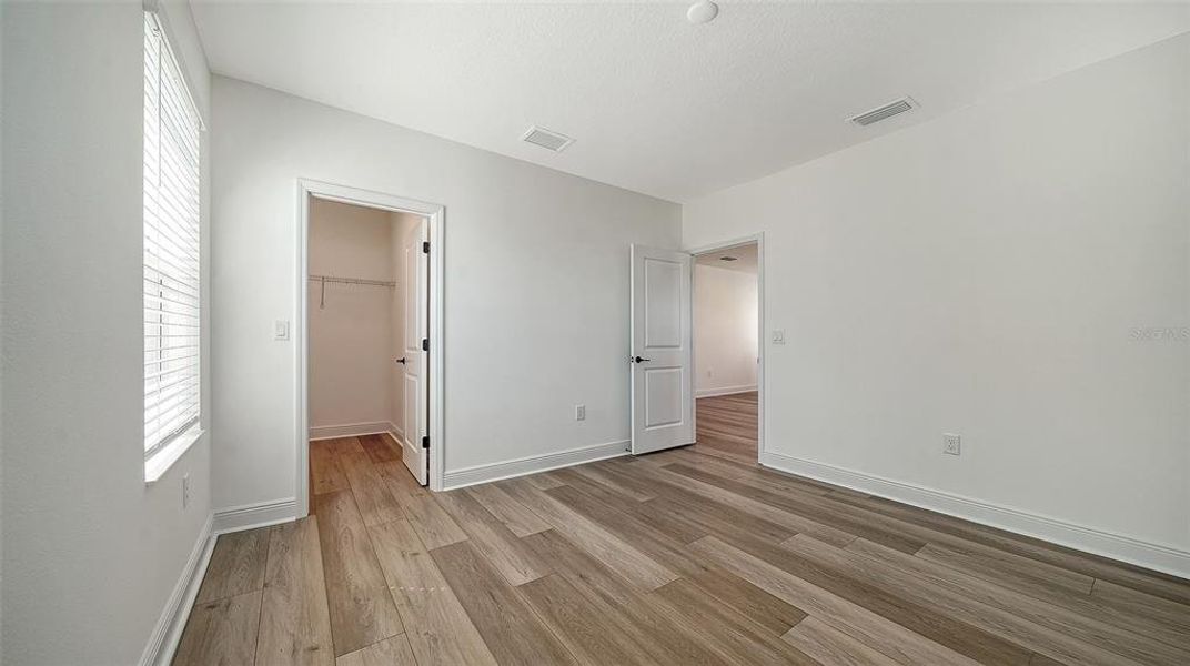 Spacious, unfurnished interior of a new home in Windward, Sarasota (Image 12).