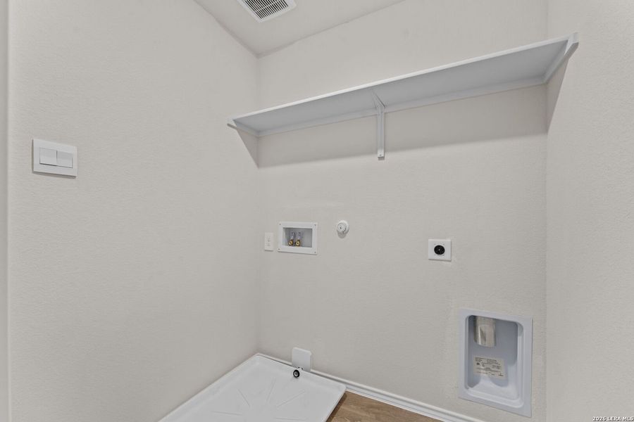 Spacious, unfurnished interior of a new home in Bollinger, Uhland (Image 11).