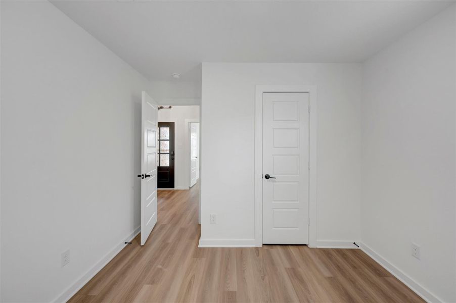 Spacious, unfurnished interior of a new home in Miller's Pond, Rosenberg (Image 28).