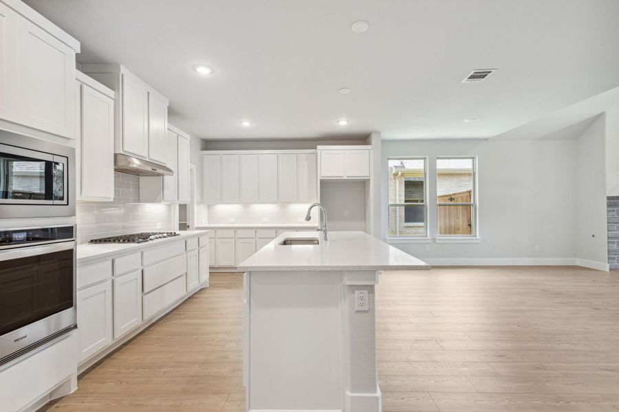 Furnished interior view inside a new home in Dove Hollow, Waxahachie (Image 6).