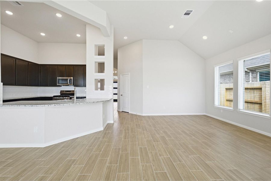 Spacious, unfurnished interior of a new home in Creekhaven, Rosharon (Image 22).