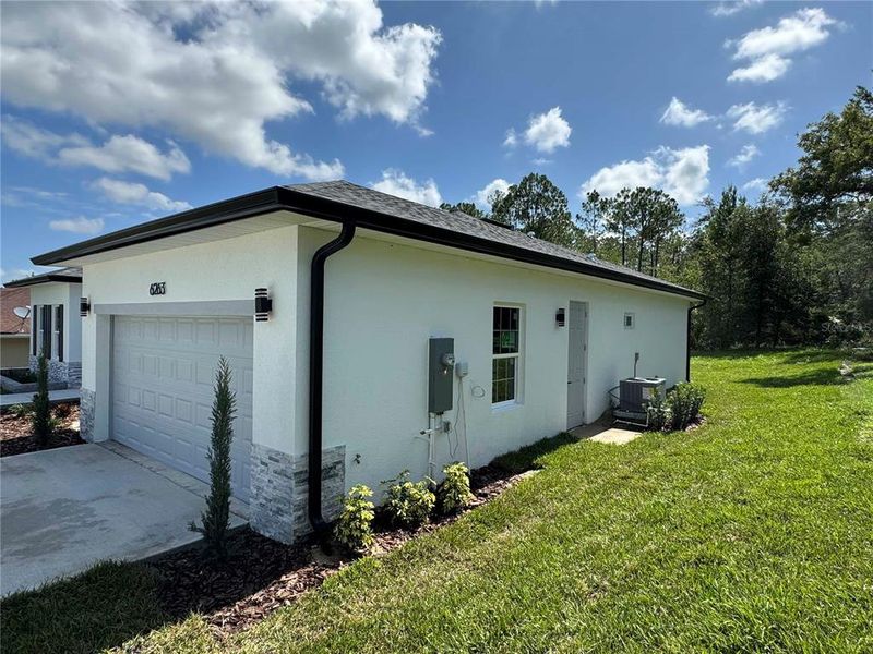 Exterior details and patio area of a home in , Beverly Hills (Image 33).