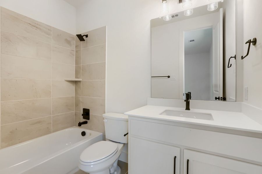 109 Enclave - Full Bathroom