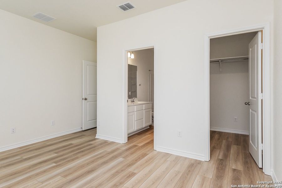 Spacious, unfurnished interior of a new home in Woodside Farms, Seguin (Image 6).