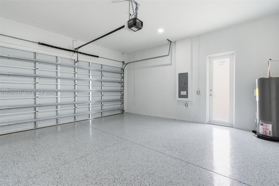 Spacious, unfurnished interior of a new home in , Lehigh Acres (Image 19).