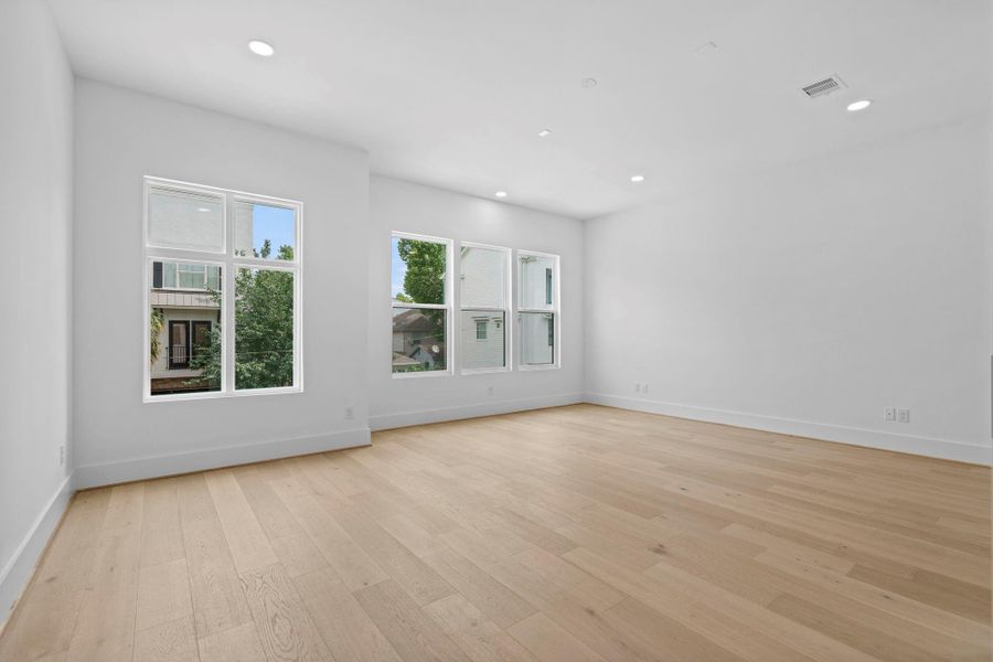 Spacious, unfurnished interior of a new home in , Houston (Image 16).