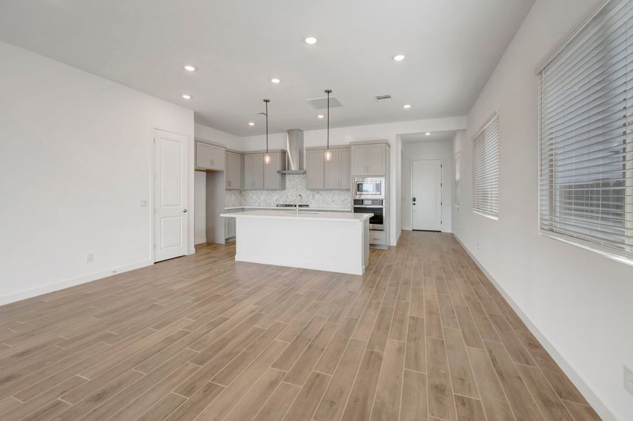 Spacious, unfurnished interior of a new home in Terraza, San Tan Valley (Image 16).