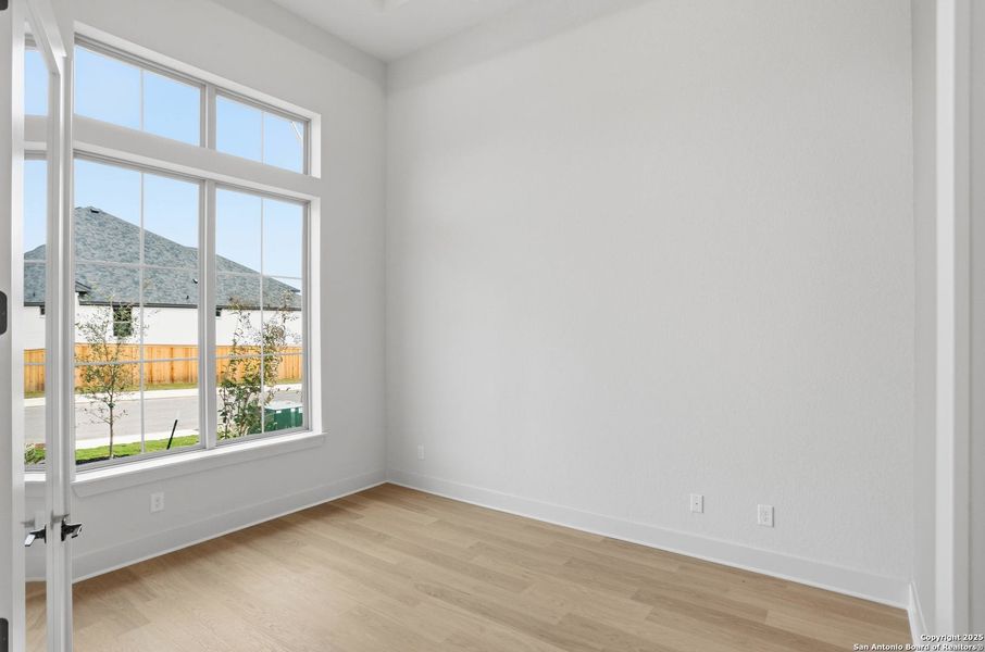 Spacious, unfurnished interior of a new home in Kinder Ranch 70's, San Antonio (Image 37).