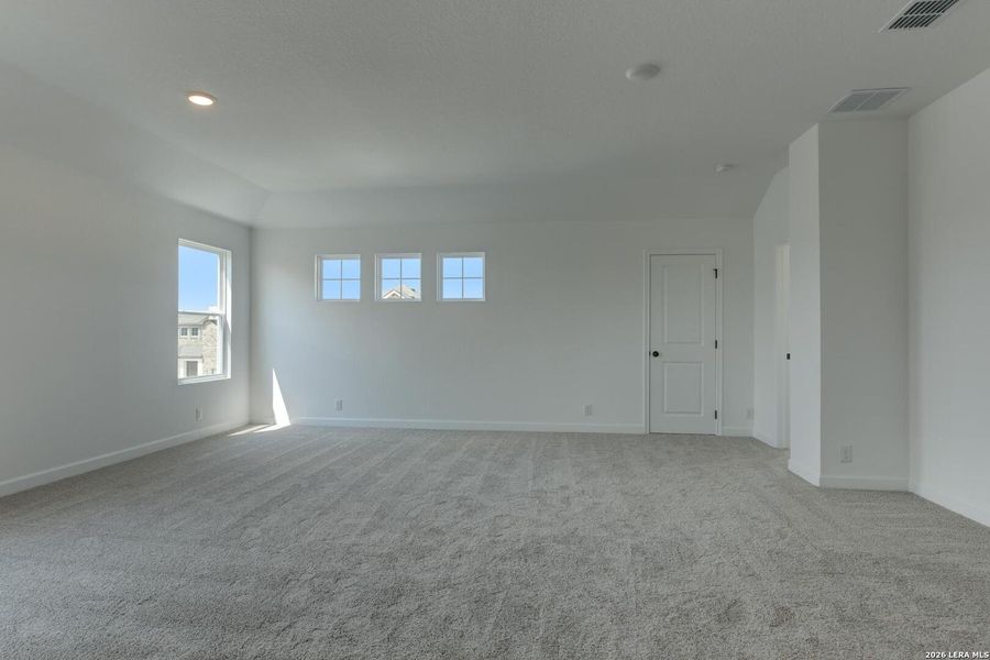 Spacious, unfurnished interior of a new home in Arcadia Ridge, San Antonio (Image 14).