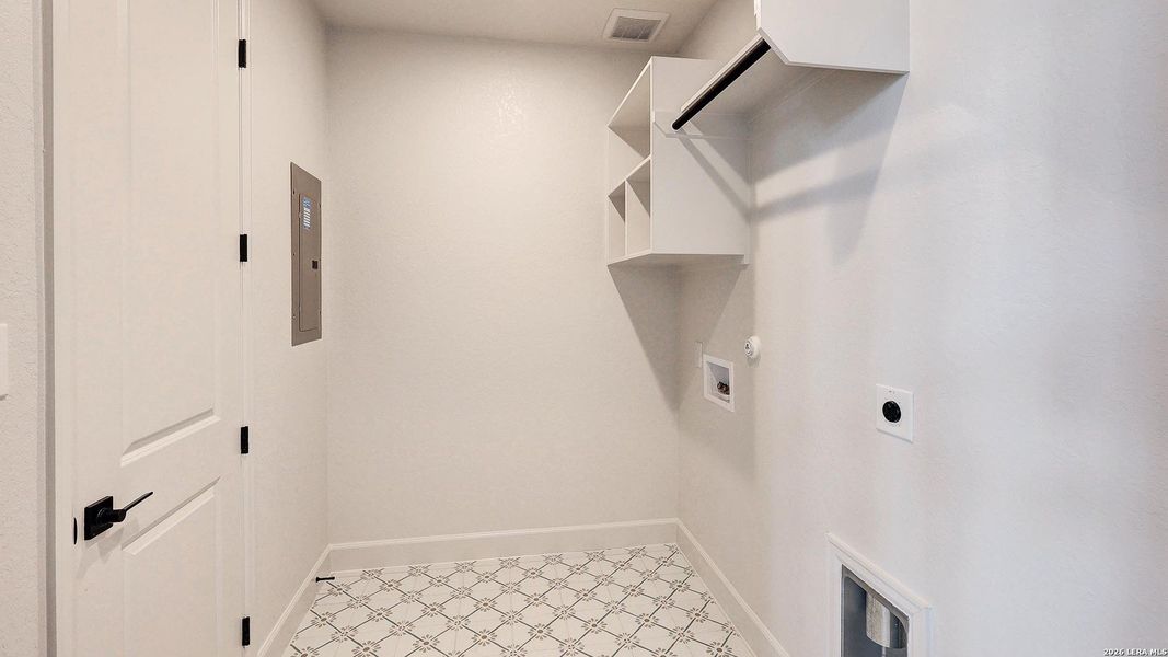Spacious, unfurnished interior of a new home in Haby Hill, San Antonio (Image 21).